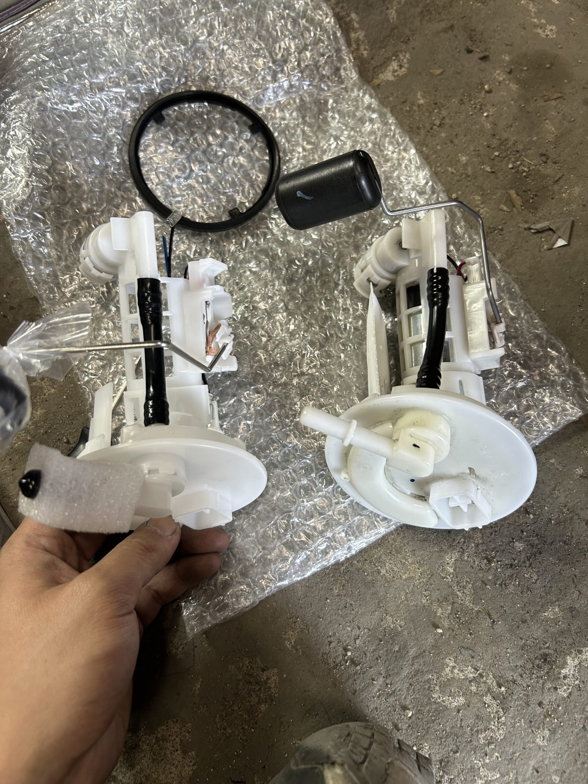 整備時に並べて確認した燃料ポンプの部品