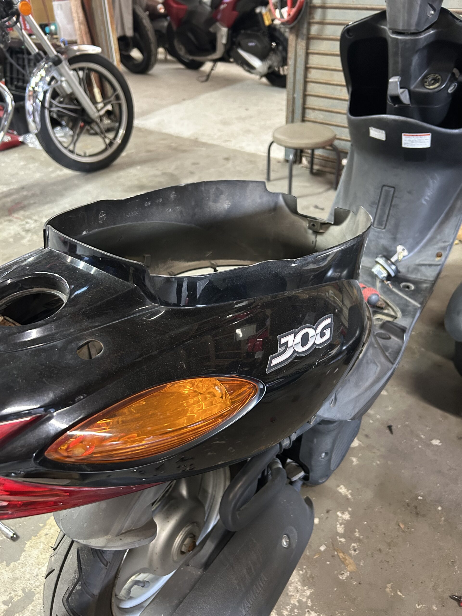 燃料ポンプ周辺の整備を進めるヤマハJOG