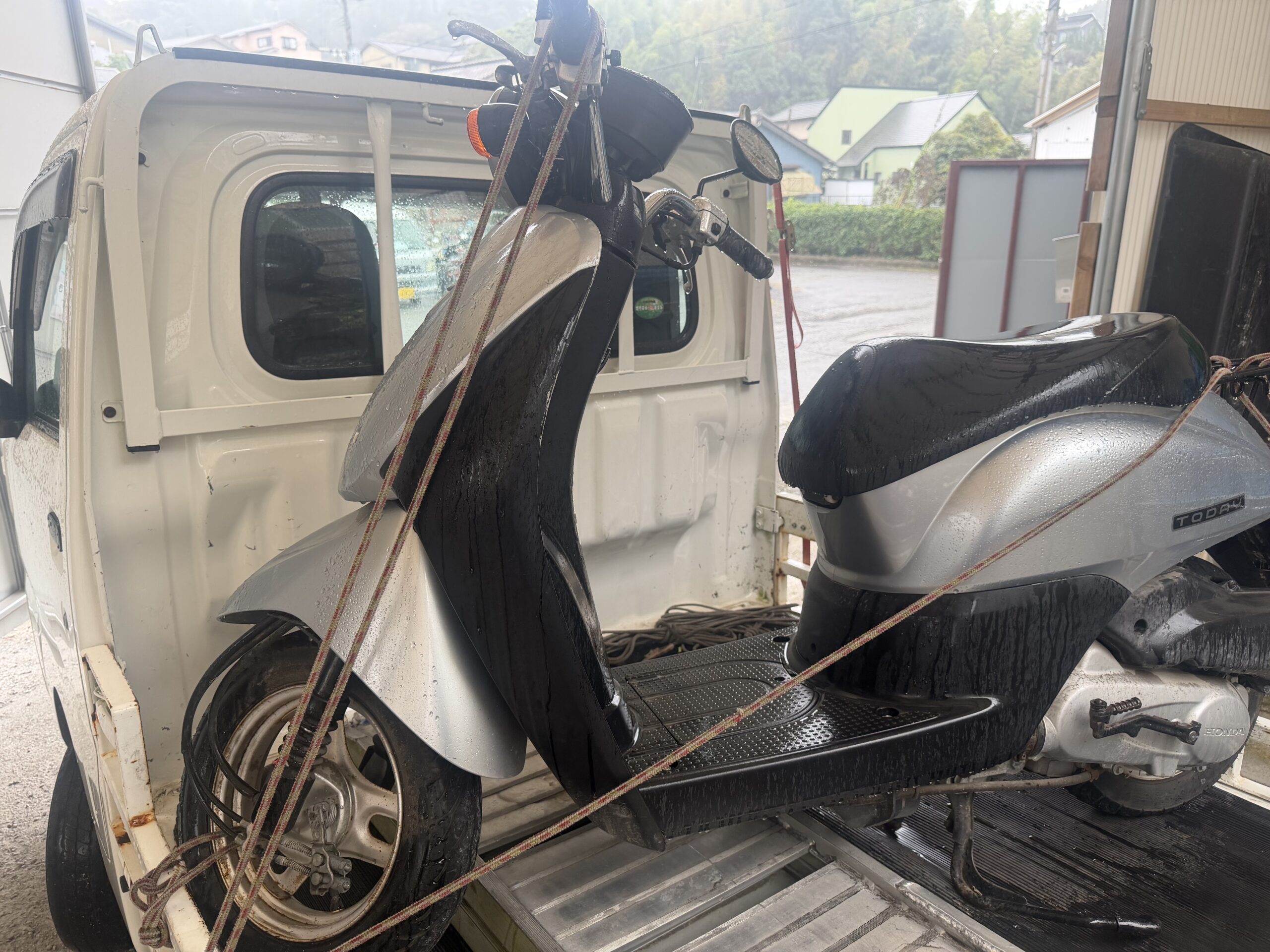 トラックの荷台に積載したホンダ・トゥデイ