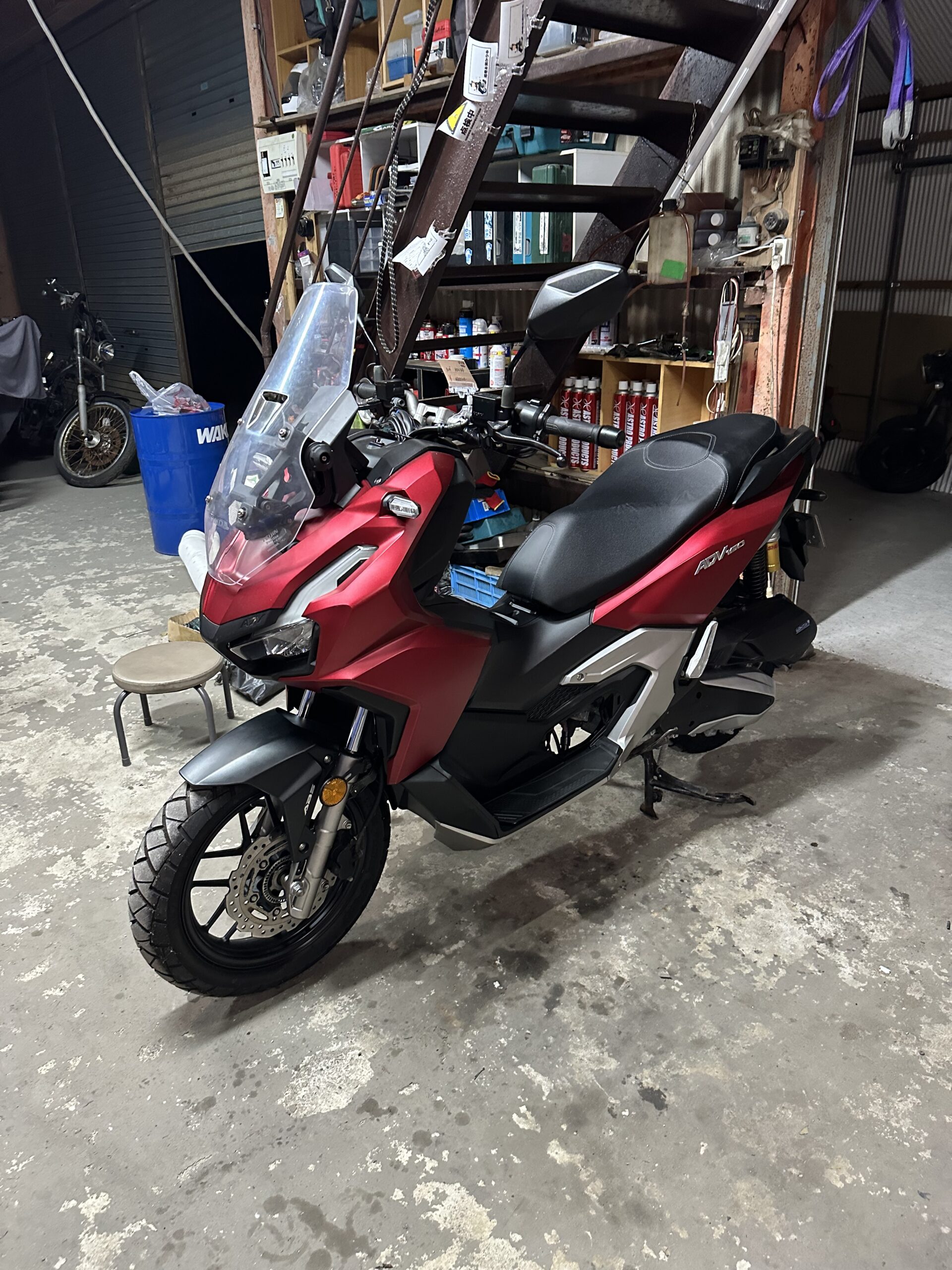 納車前整備を行う赤いADV160