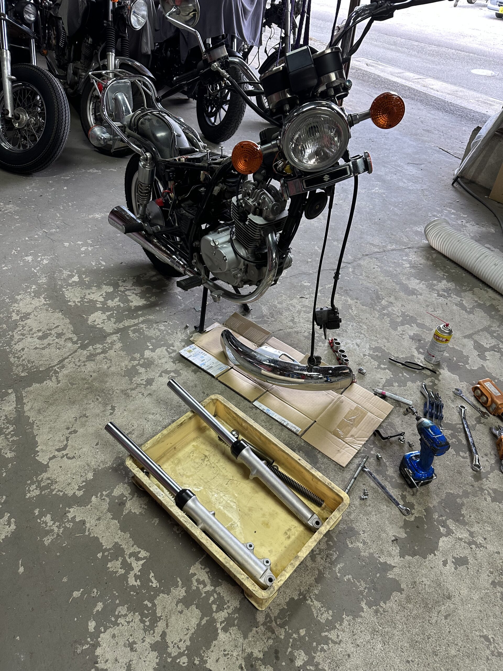 フロントフォークを取り外して整備しているGN125