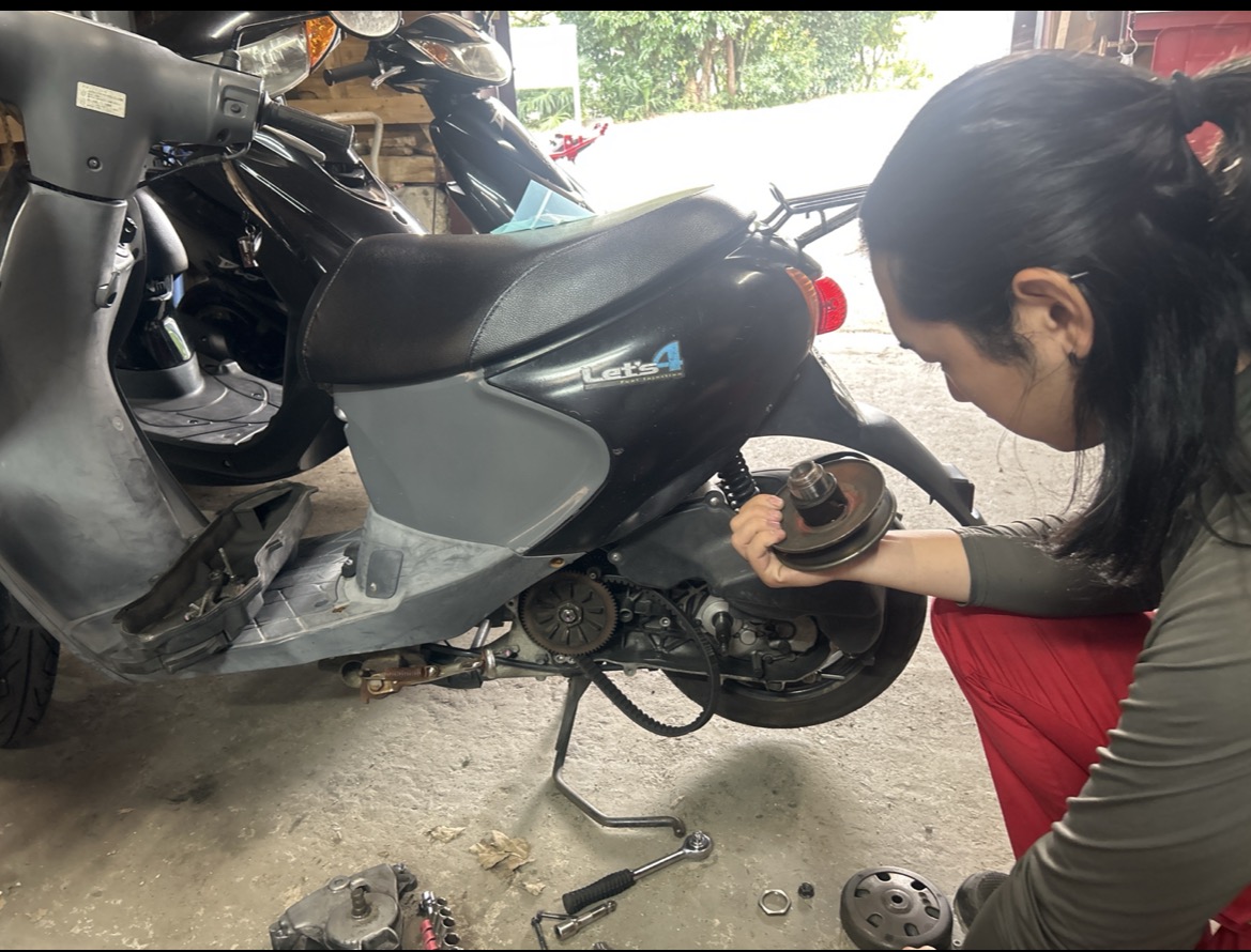 スズキ・レッツ4の駆動系を開け、クラッチ周りを整備している様子