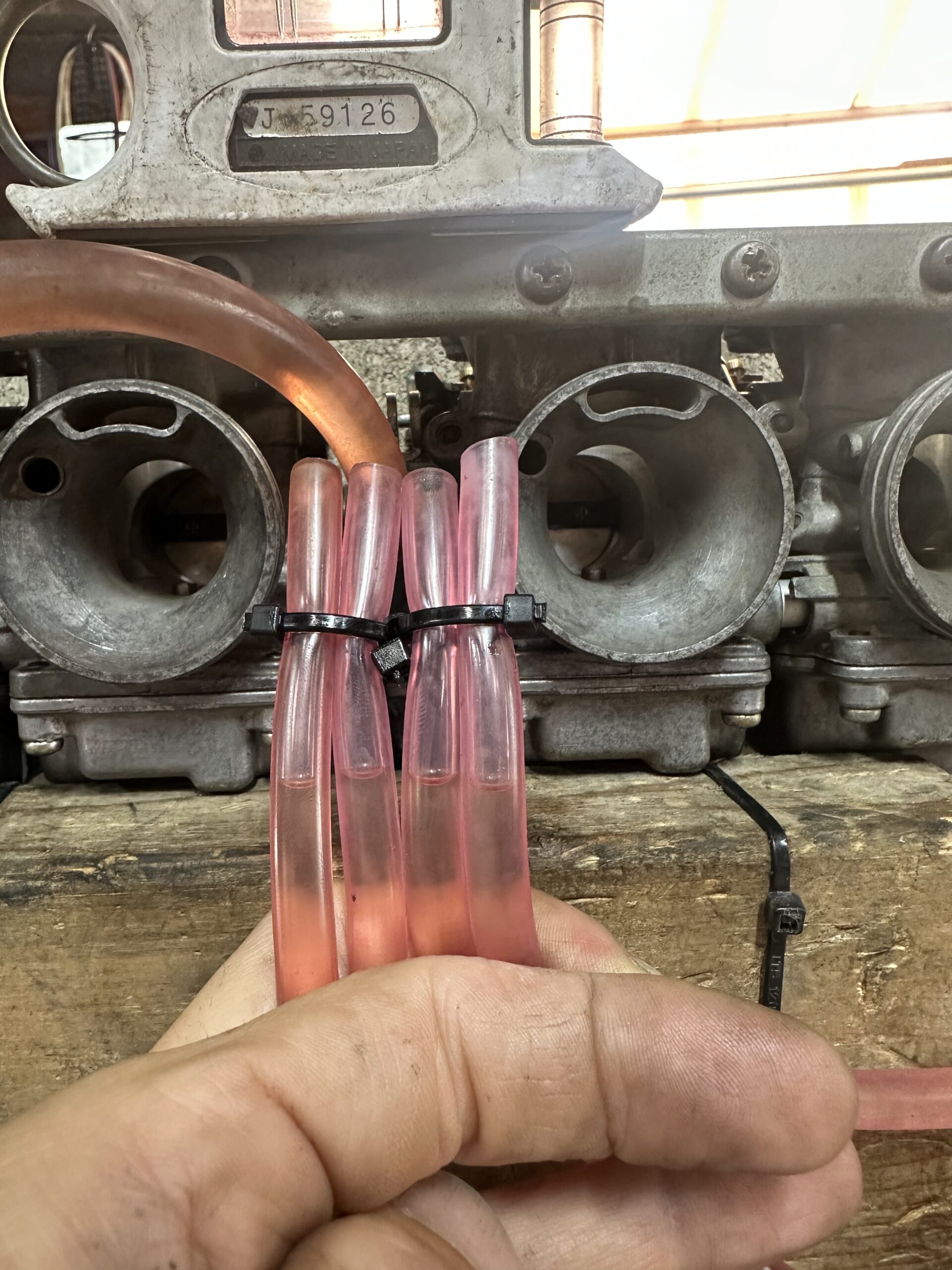 油面を確認するために接続した透明の燃料ホース。