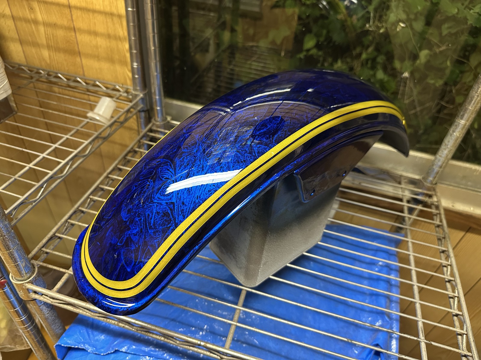 青いラップ塗装と黄色のラインが入ったフェンダー状の外装パーツ